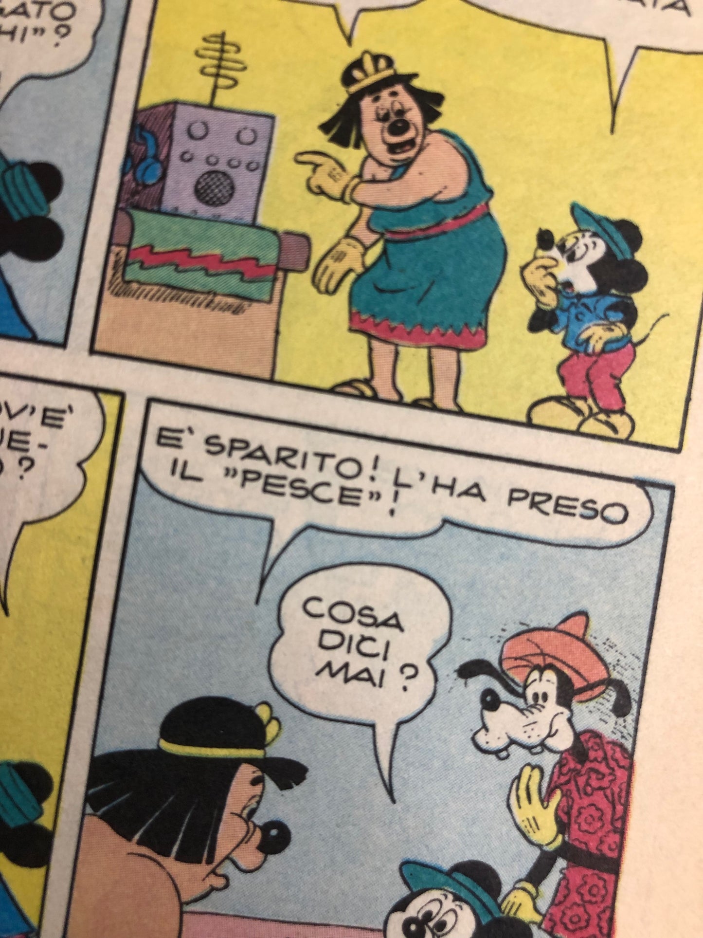 "Donald Duck & The Nephews Playing Ice Hockey" Disney's Classici Comic Issue #204 / Walt Disney